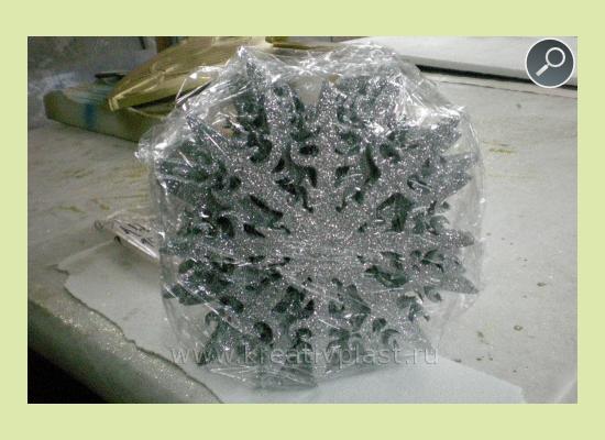 Серебристые снежинки из пенопласта в упаковке
