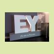 Логотип "EY" из пенопласта 